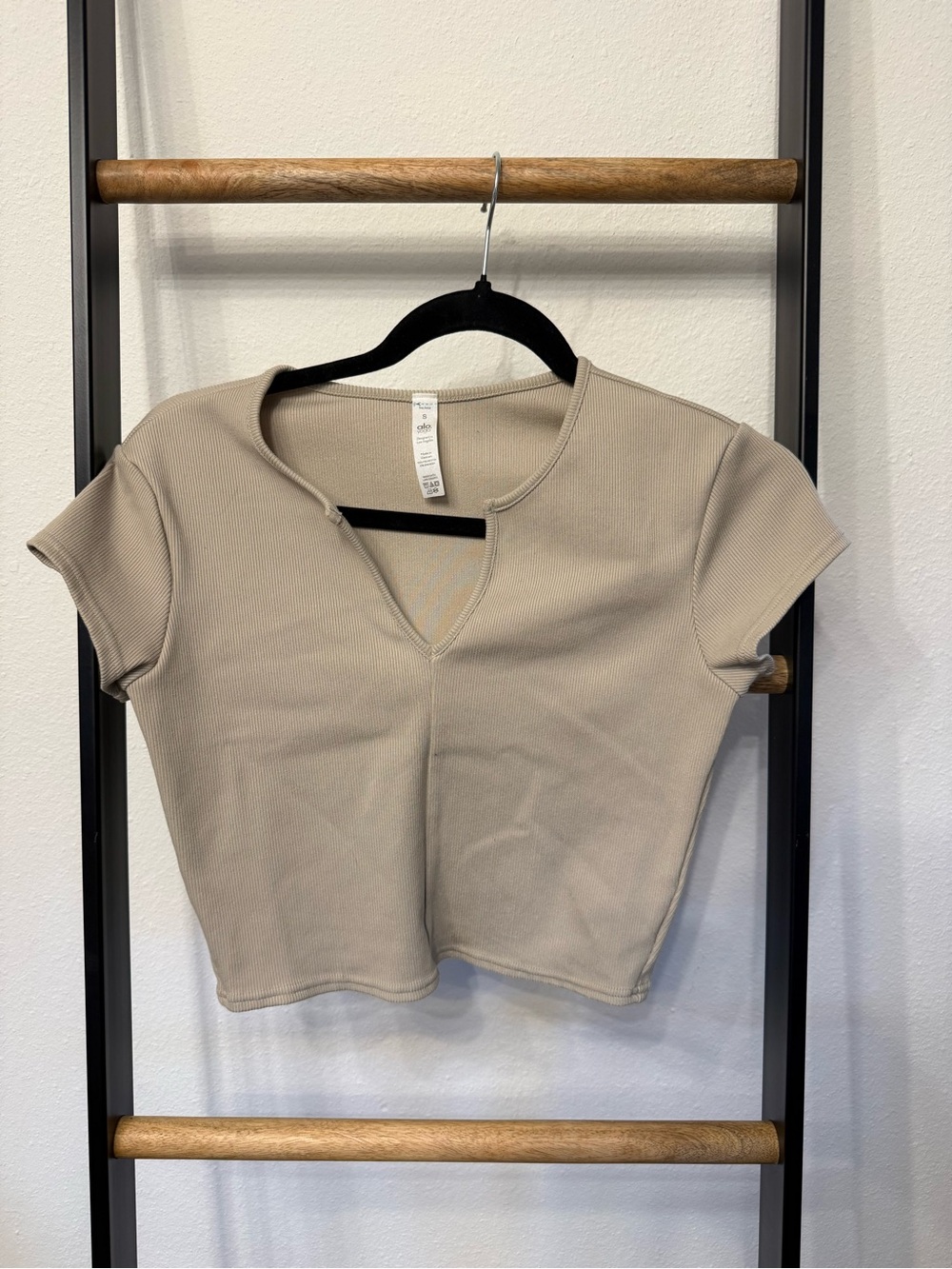 ALO Ribbed Notch-Neck Crop Top - Beige